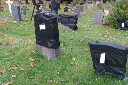 Норвегия _ могилы завешивают черными пакетами за просрочку аренды